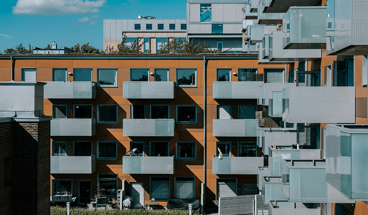 Paneláky táhnou trh: ceny rostou nejrychleji, investoři přibývají, rizika se přehlížejí